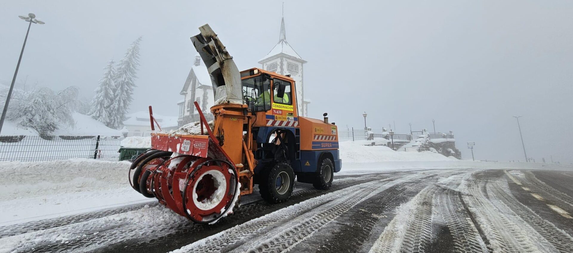 AEMET avisa de nieve y frío en Castilla y León. Consulta el estado de carreteras y rutas desde León hacia la Montaña, Asturias y Cantabria.