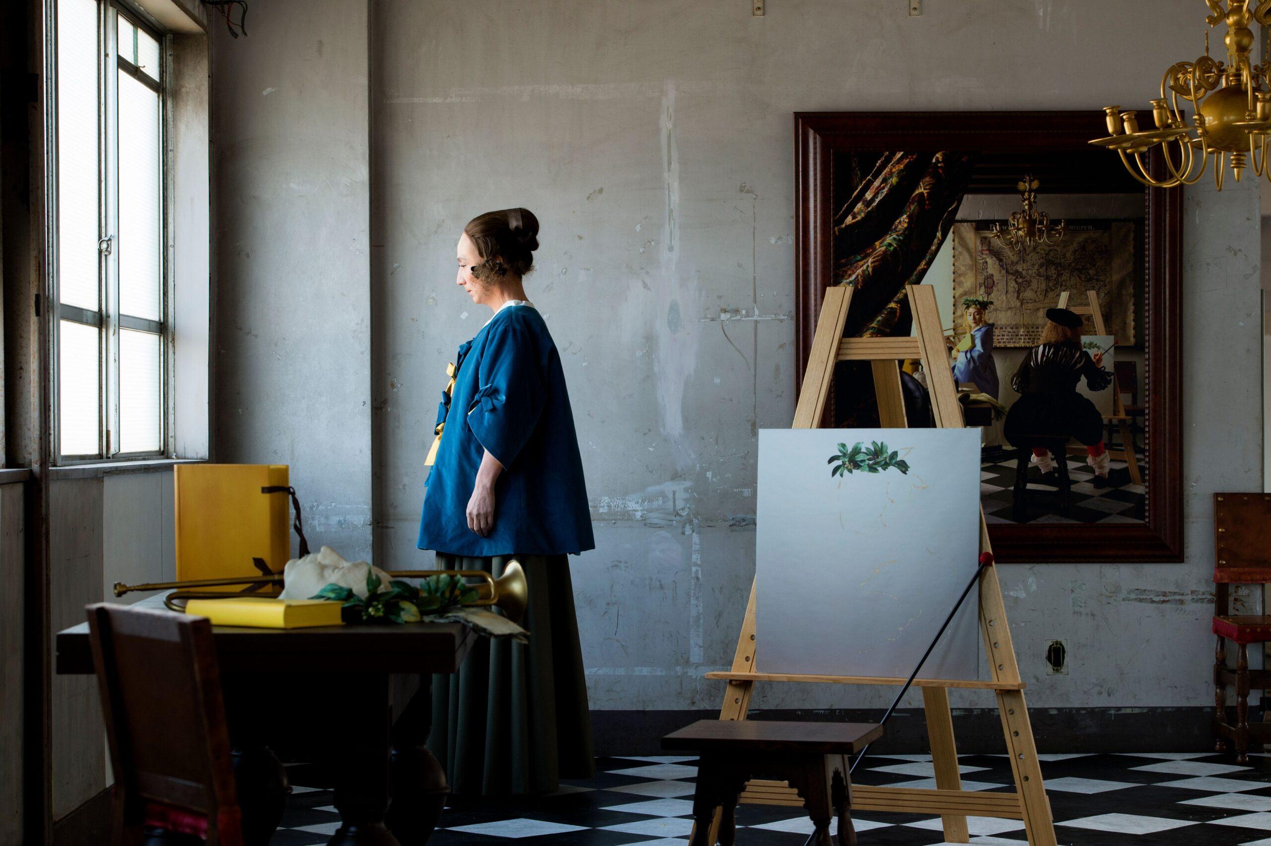 Vermeer’s Room [La habitación de Vermeer] , 2016 . Colección MUSAC. De la serie “Self-Portraits through Art History”. Cortesía del artista