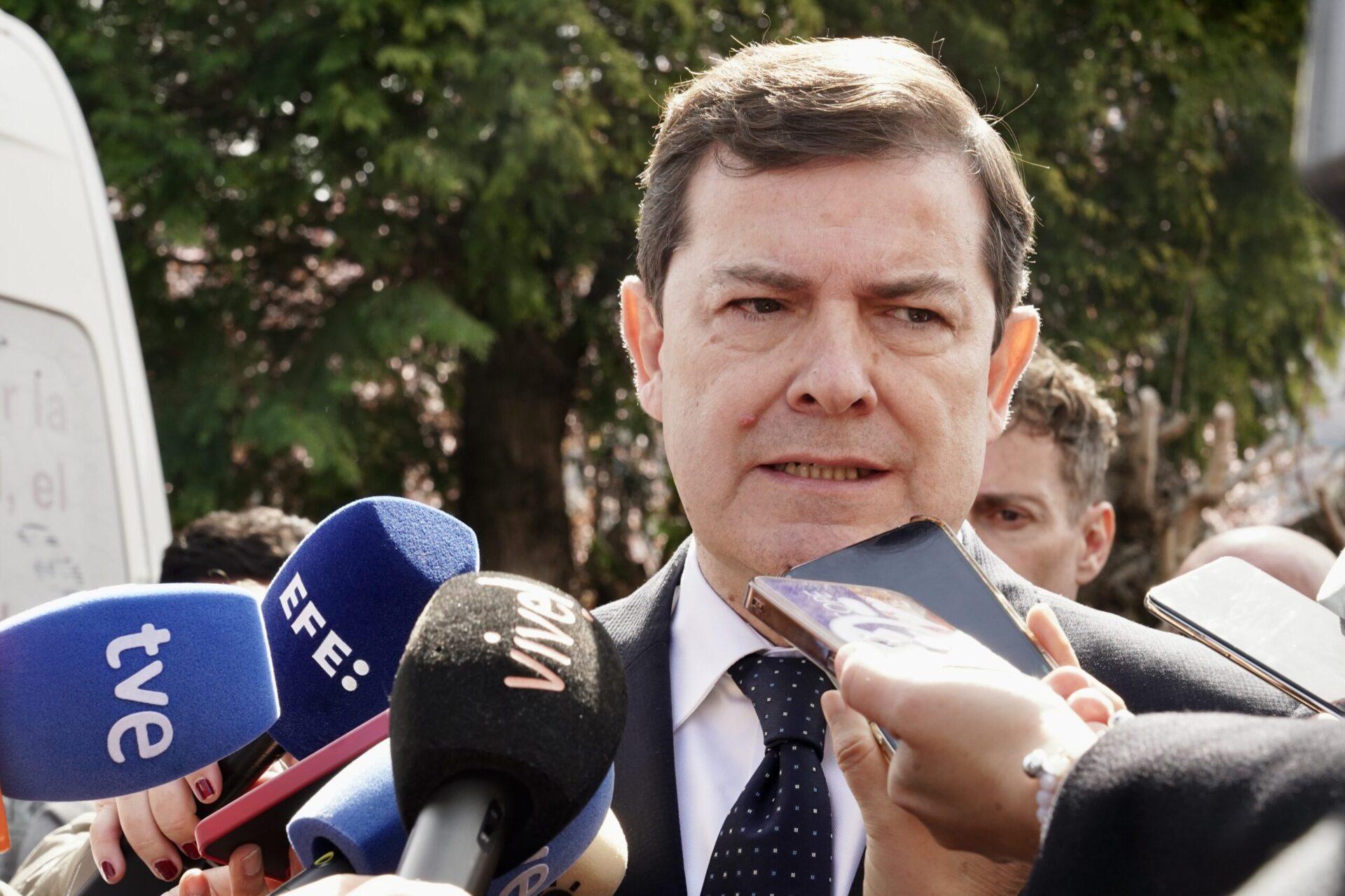 El presidente de la Junta de CAstilla y León, Alfonso Fernández Mañueco, este martes en Villablino. / CAMPILLO / ICAL