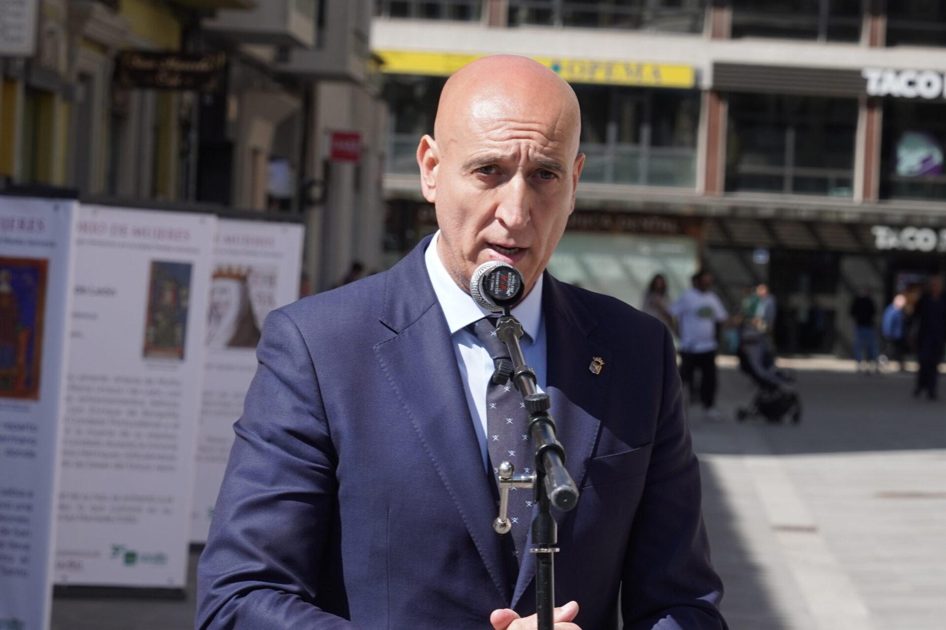 El alcalde de León, José Antonio Diez, inaugura la exposición ‘Señorío de Mujeres’.