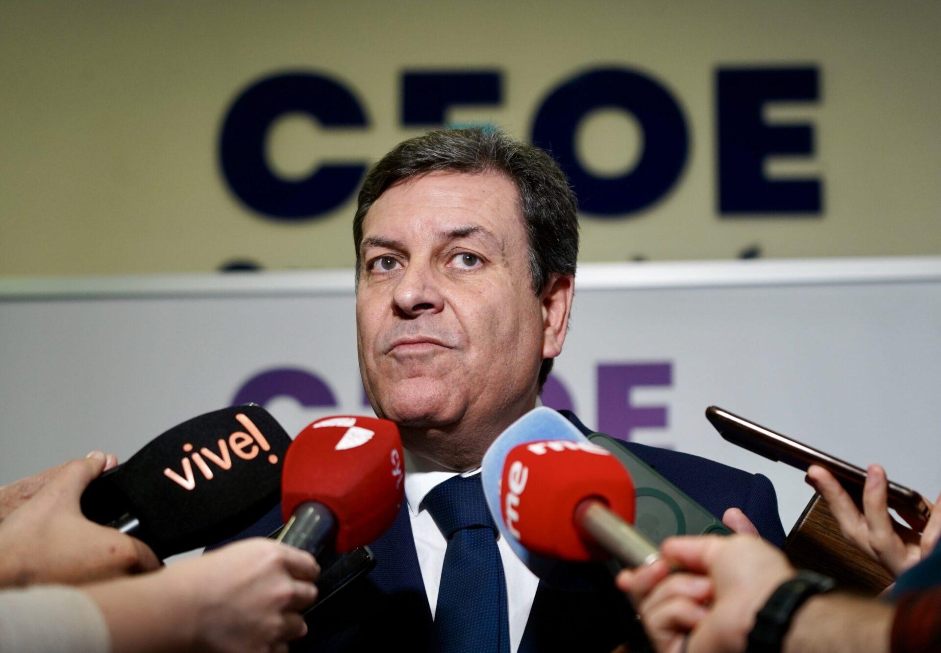 La Junta Directiva de CEOE Castilla y León mantiene un encuentro con el consejero de Economía y Hacienda, Carlos Fernández Carriedo, para analizar nuevas medidas de mejora en materia de internacionalización de las empresas de la Comunidad.