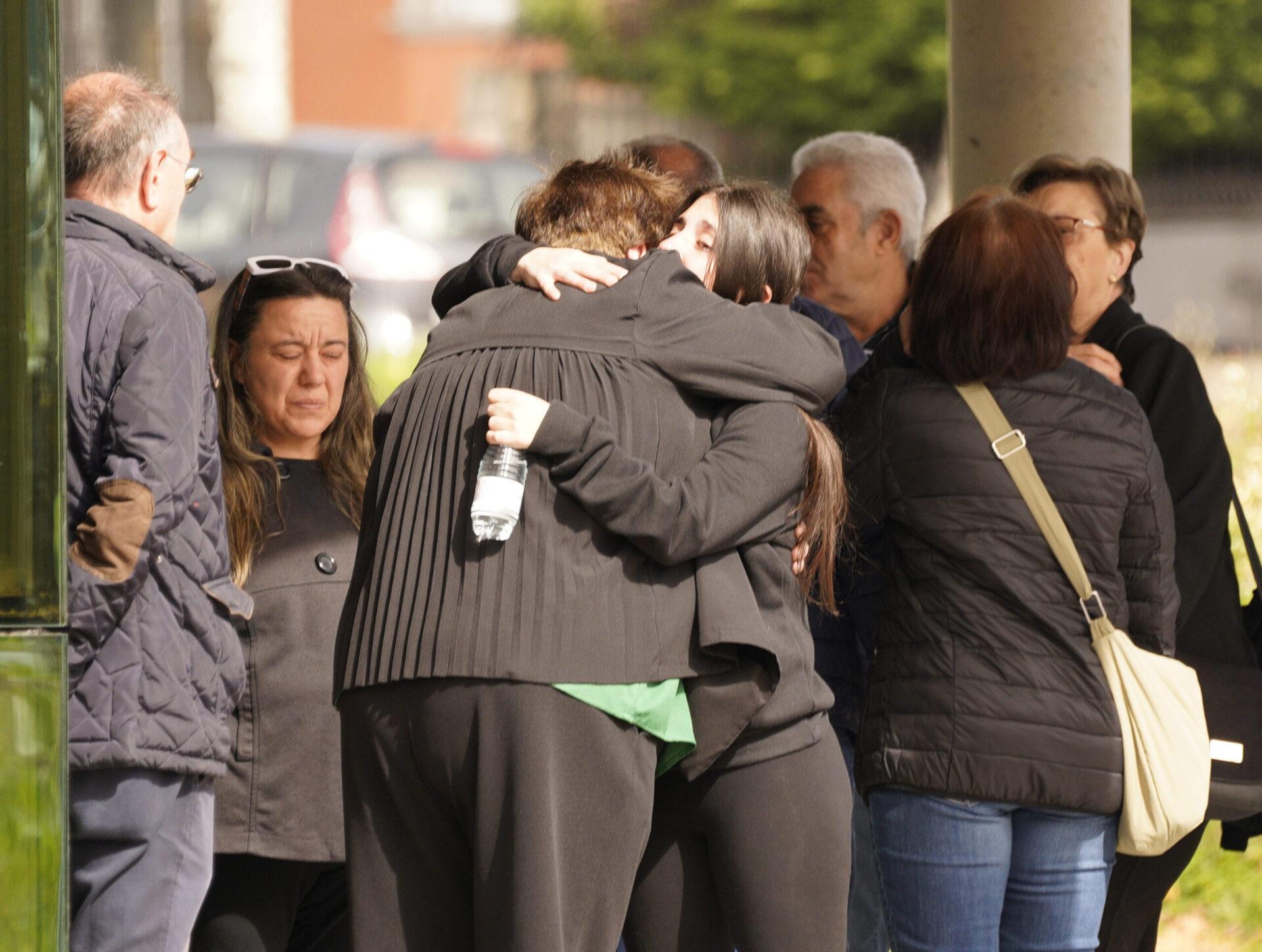 Familiares y amigos acuden al tanatorio de Bembibre (León), dónde se encuentra el minero David Álvarez fallecido ayer en la mina de Cerredo (Asturias). / CÉSAR SÁNCHEZ / ICAL