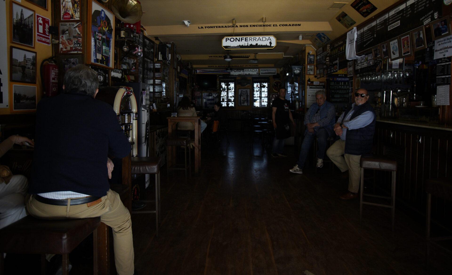 Un bar de Ponferrada afectado por el apagón de este lunes.