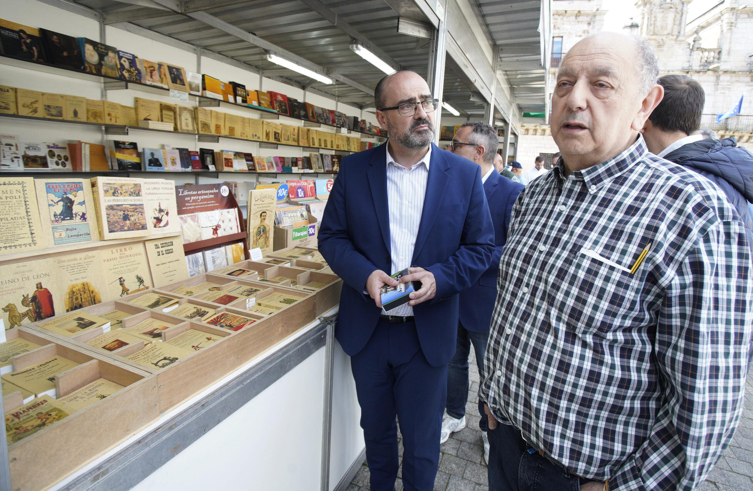 El alcalde de Ponferrada, Marco Morala, y el propietario de la Librería Cajón Desastre, Adolfo Suárez, inauguran la XXXII Feria del libro antiguo y de ocasión. / CÉSAR SÁNCHEZ / ICAL