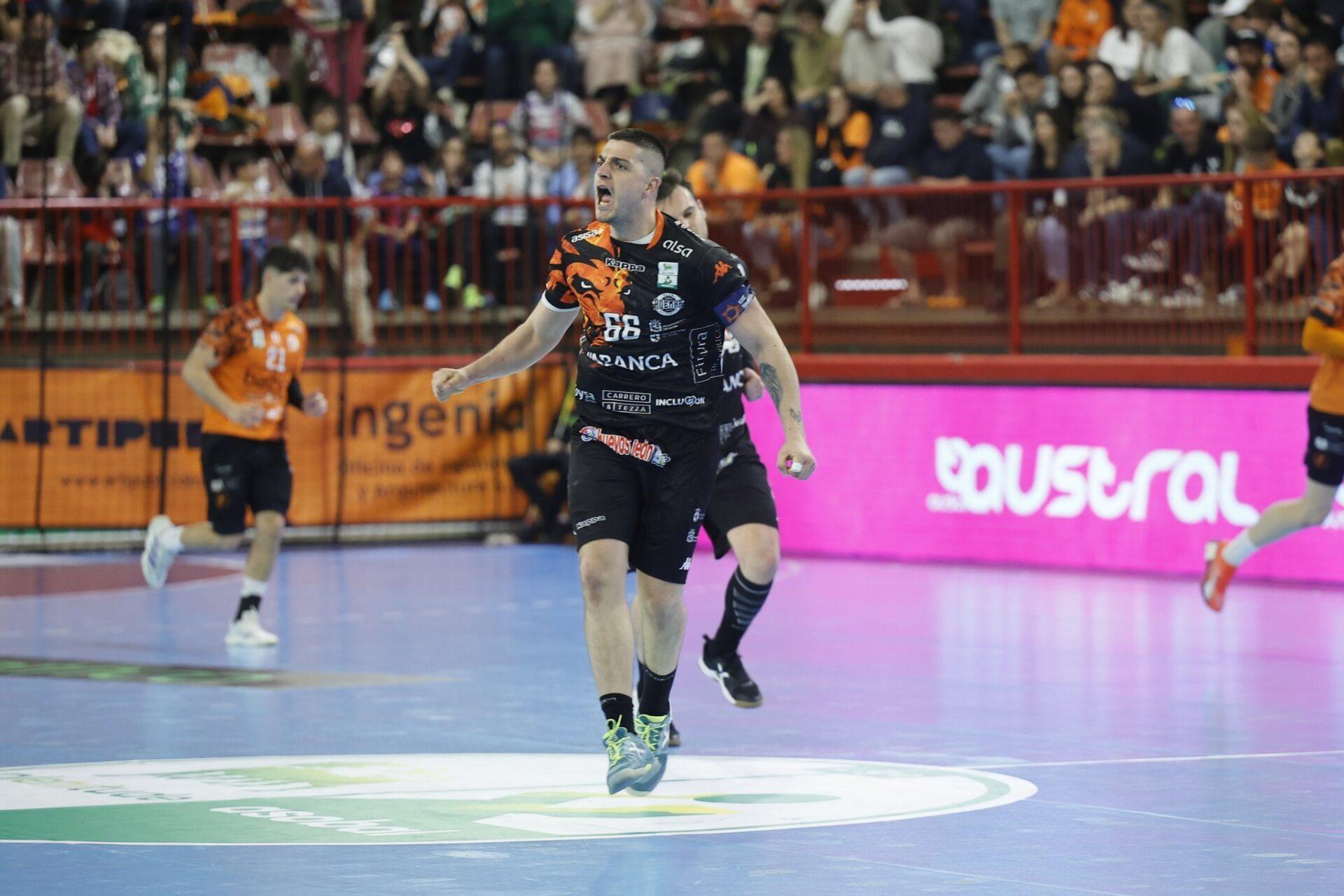 El ademarista Eduardo Fernández en el último partido del Ademar./ @ADEMARLEON