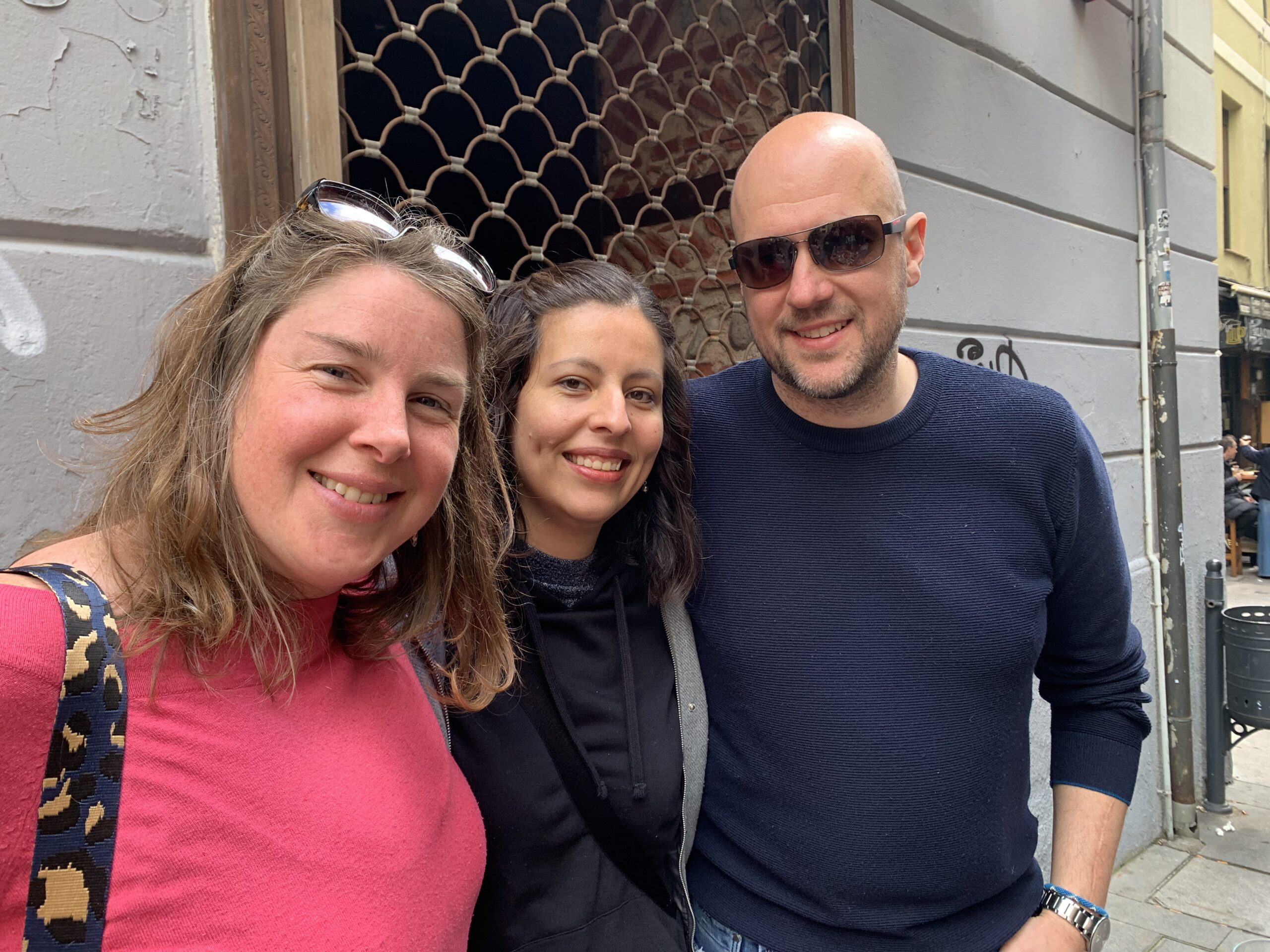 Vicky, Adriana y Matej, este jueves santo antes de la procesión de Genarín.