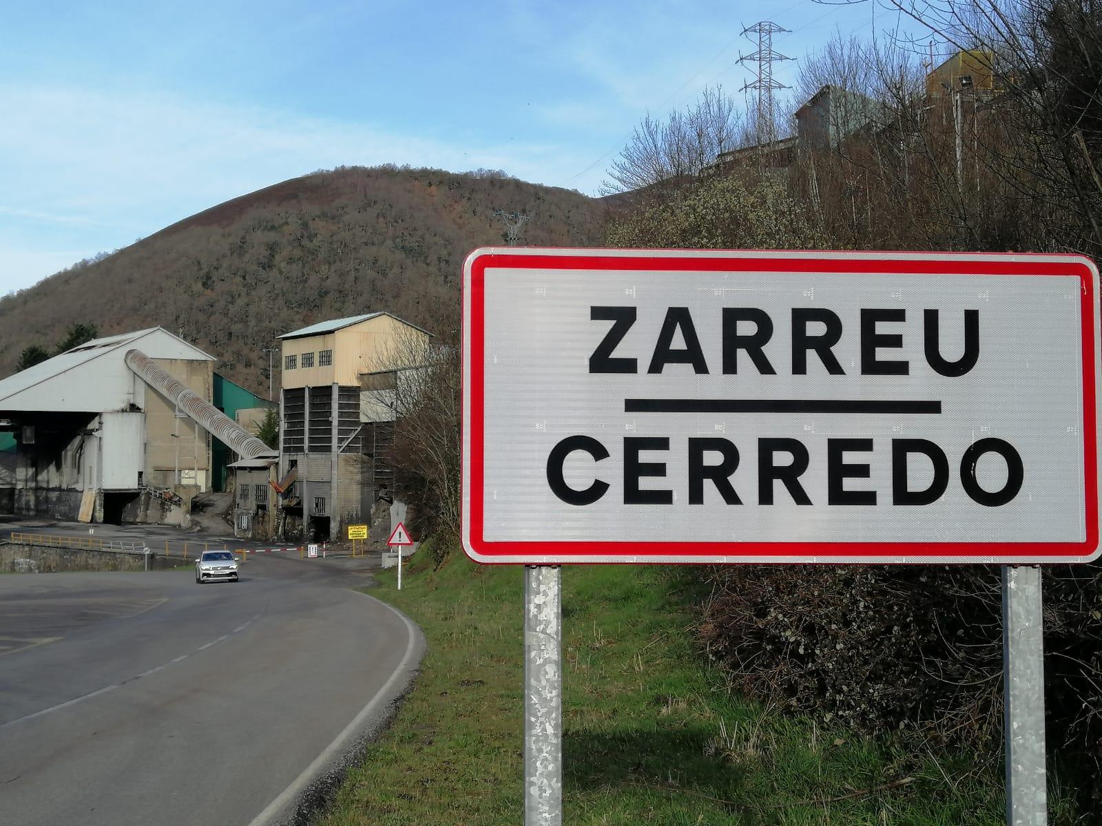 Entrada a la localidad de Cerredo este martes con la mina al fondo. / LEON24HORAS