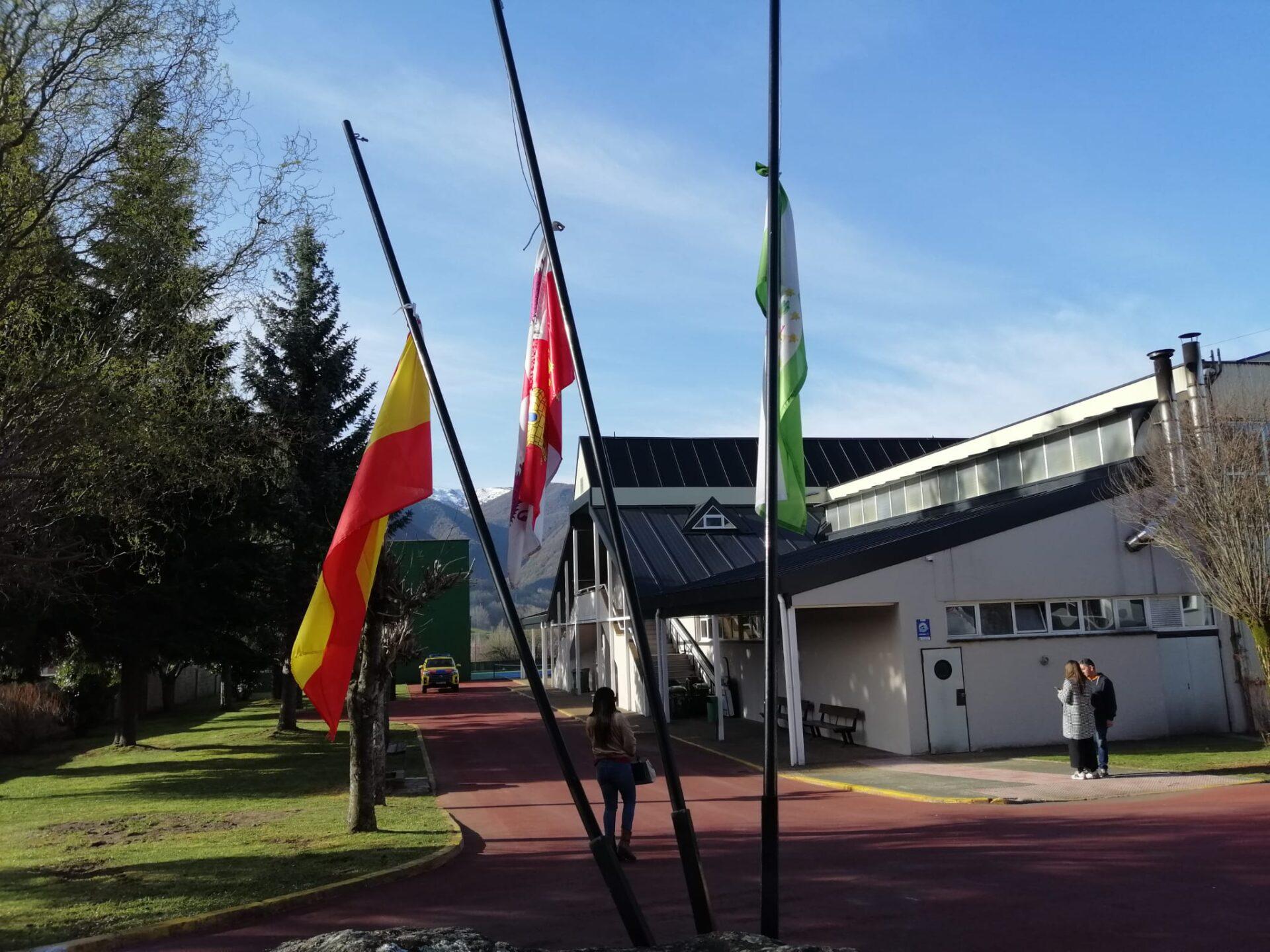 Banderas a media asta este martes en el Villablino. / LEON24HORAS