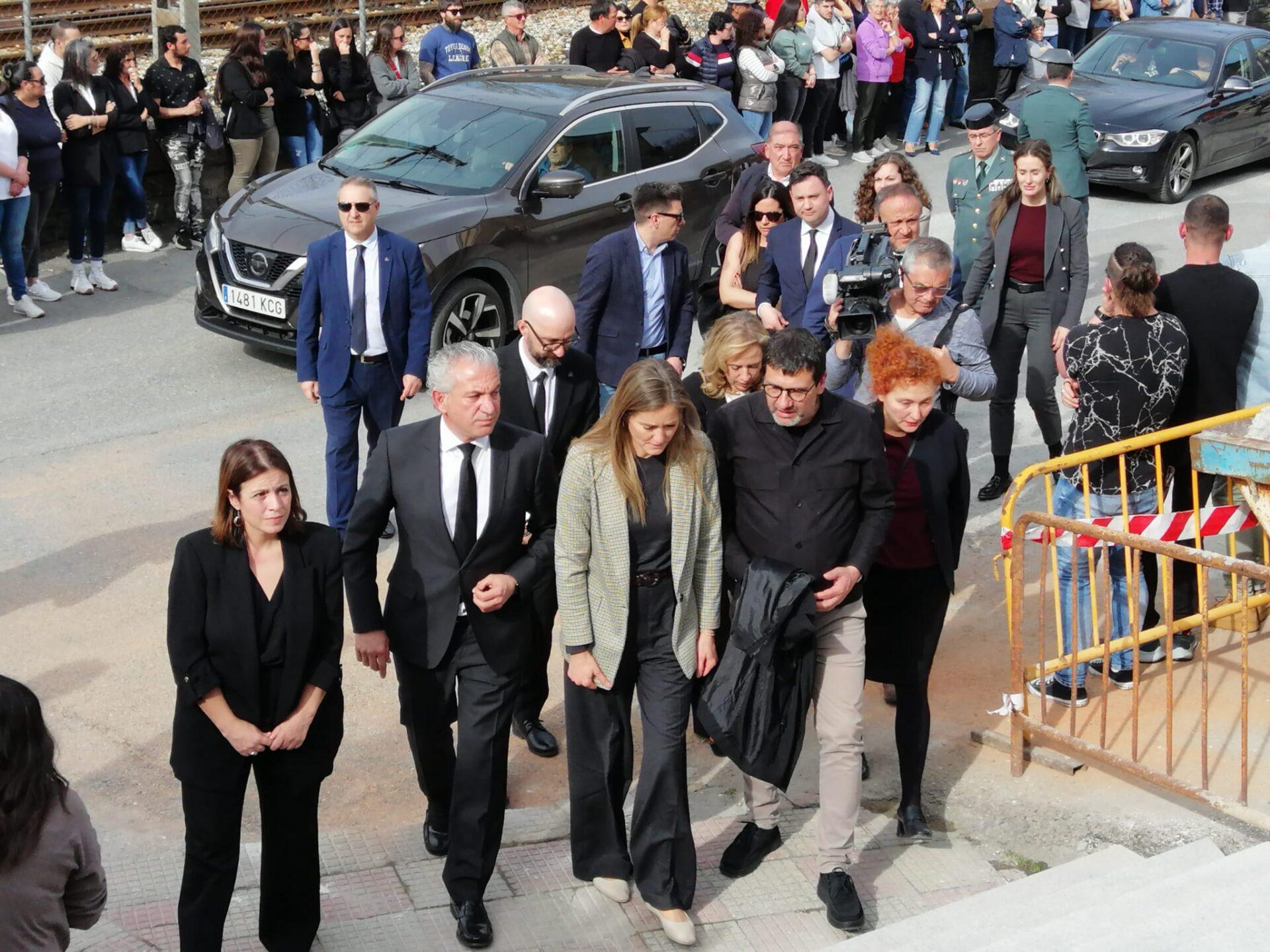 La ministra para la Transición Ecológica y el Reto Demográfico, Sara Aagesen Muñoz, junyo a los delegados del Gobierno en Asturias y León, Adriana Lastra y Nicanor Sen, a su llegada al funeral. / LEON24HORAS