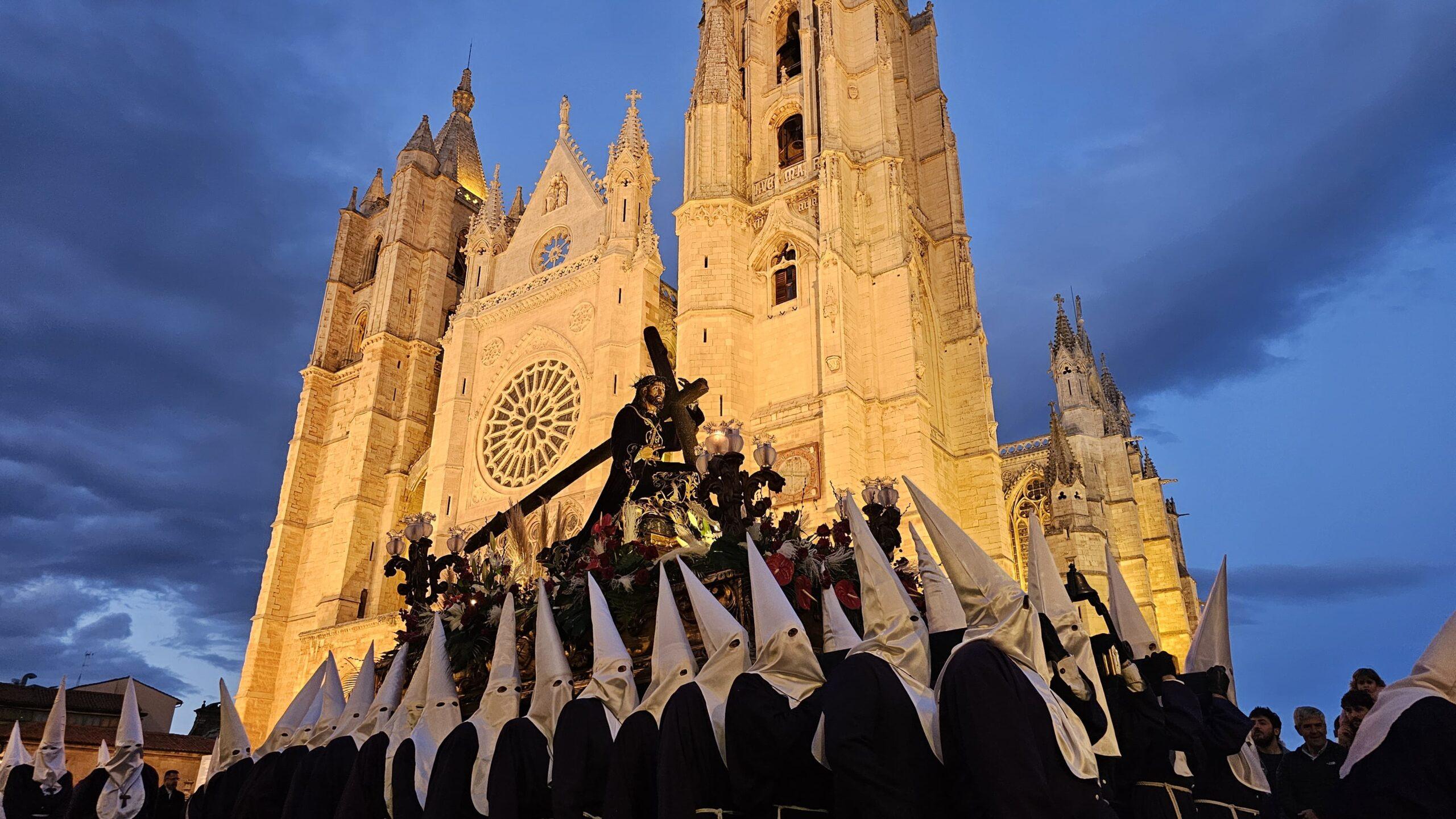 Procesión del Dainos a su paso por la Catedral de León. / LEÓN24HORAS