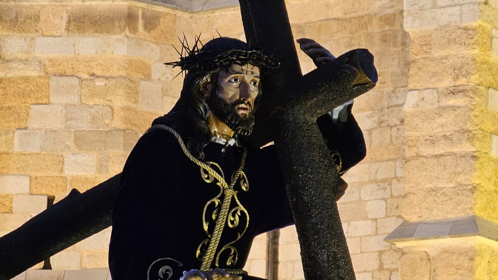 Procesión del Dainos a su paso por la Catedral de León. / LEÓN24HORAS