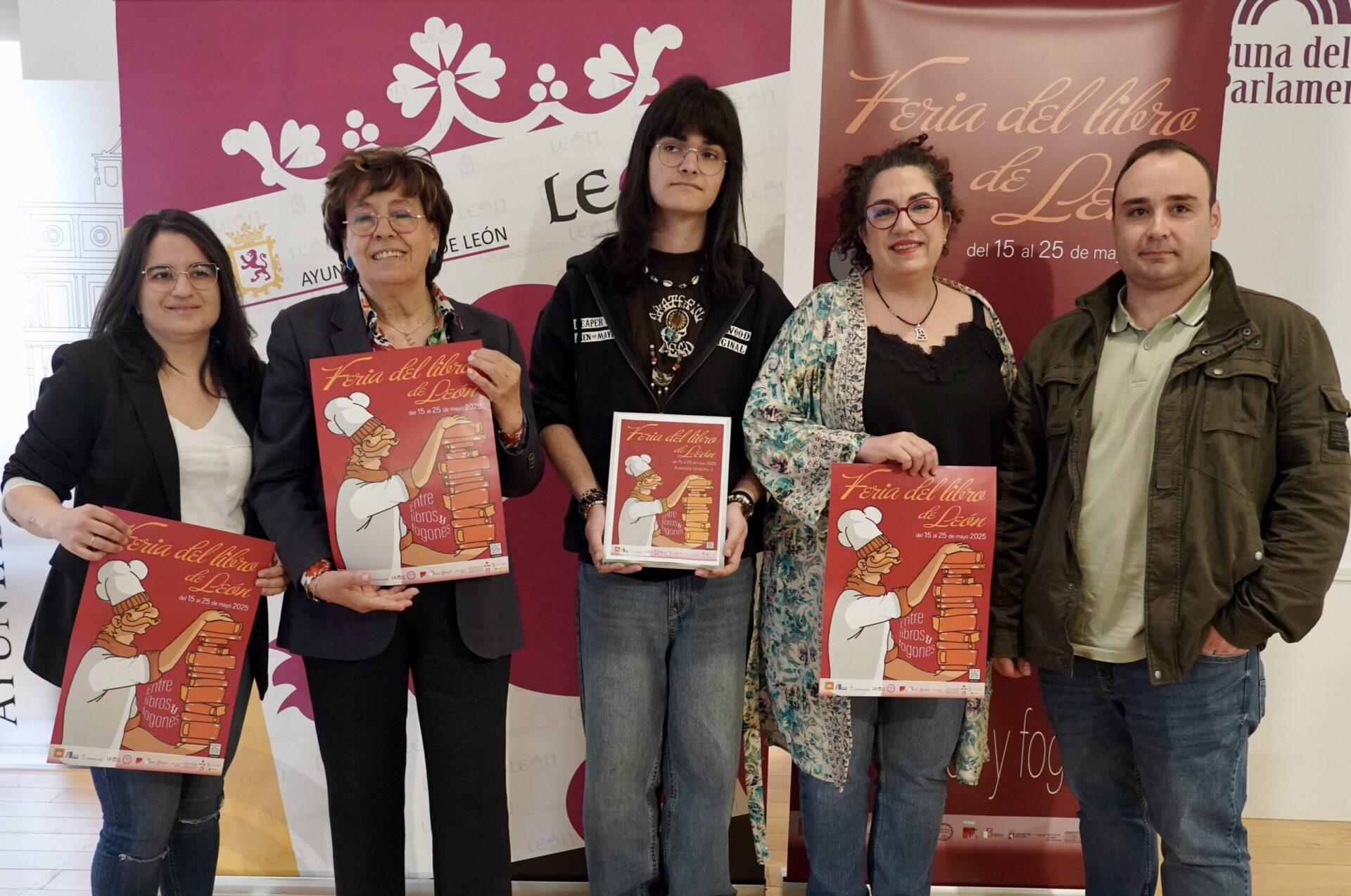 La concejala de Acción y Promoción Cultural, Elena Aguado, la presidenta de la Asociación de Libreros, Sandra Llamas, y la secretaria de la entidad, Cristina Barrientos, presentan la Feria del Libro 2025.