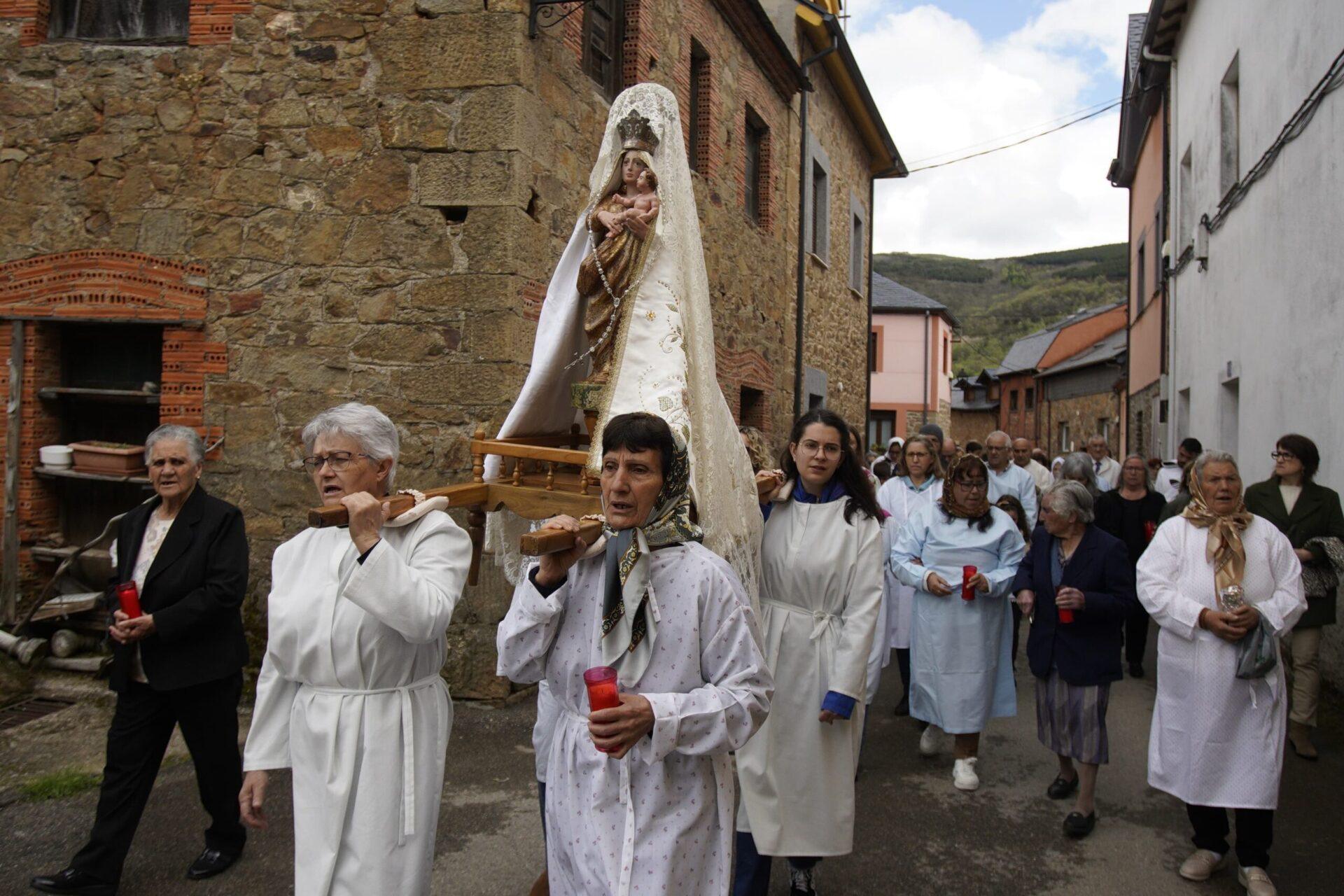 La localidad berciana de Quintana de Fuseros, en el municipio de Igüeña, celebra su Procesión de los Amortajados, catalogada como Manifestación Popular de Interés Turístico Provincial. / CÉSAR SÁNCHEZ