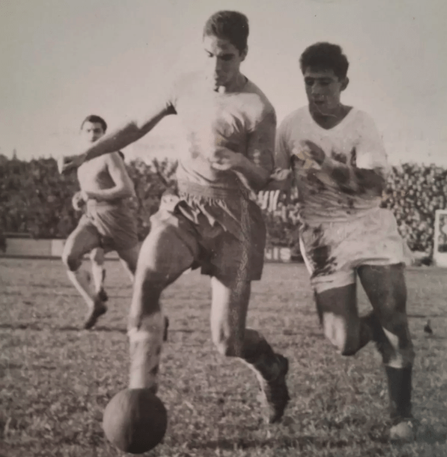Raúl Álvarez Lozano (derecha) en un partido contra el Real Madrid de Marquitos y Múñoz (al fondo) en la década de los 50.