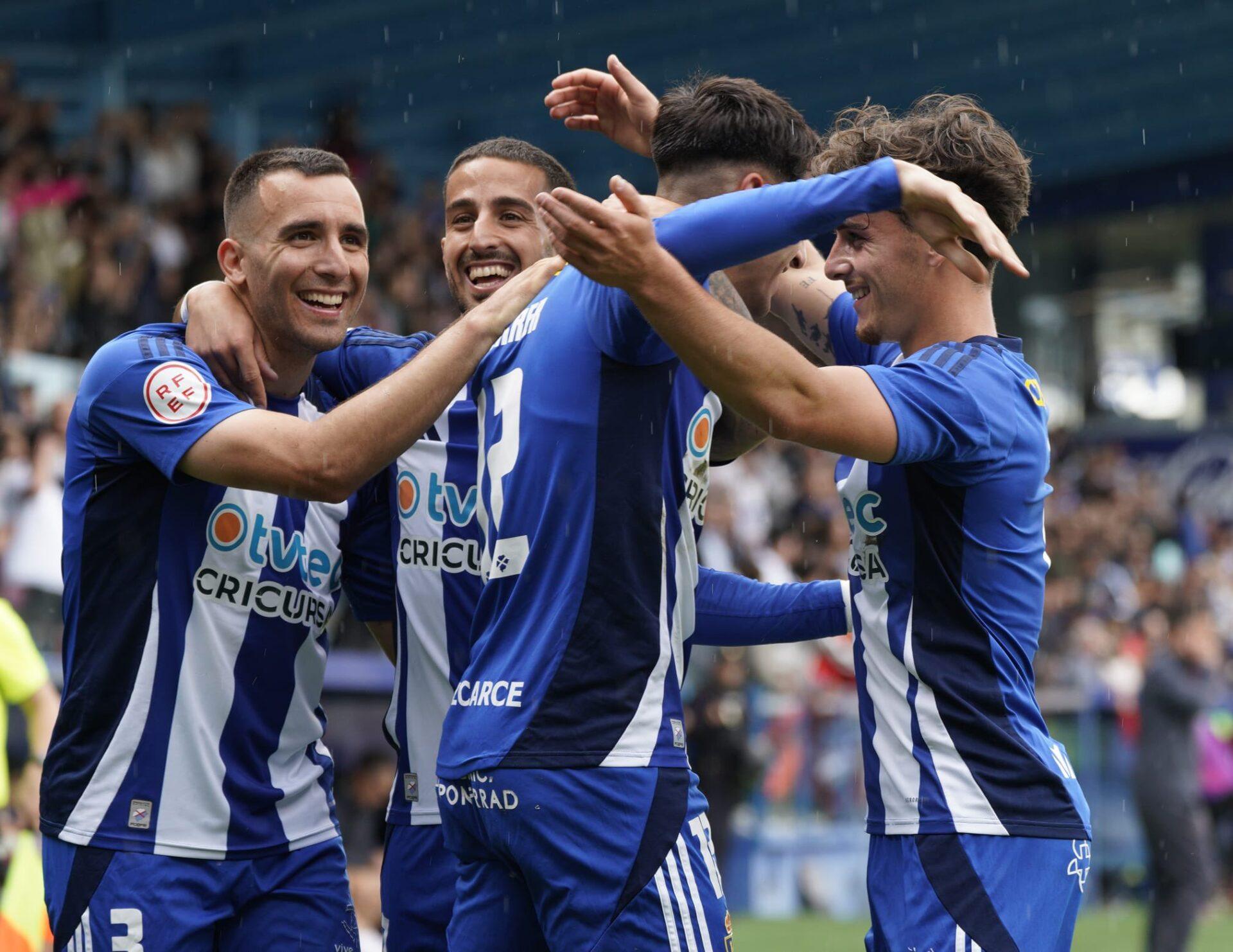 Los jugadores de la Ponferradina celebran un gol ante el Bilbao Atlethic. / SDPonferradina