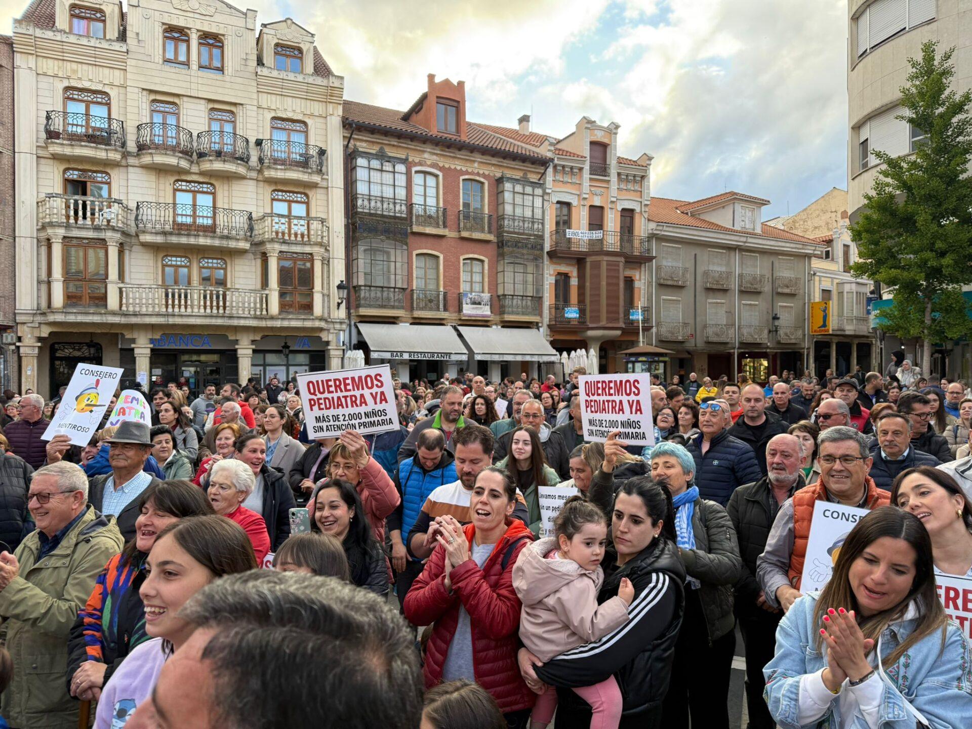 Concentración por pediatria en La Bañeza este martes.