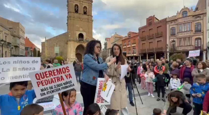 Protesta vecdinal en La Bañeza para reivindicar mejoras en el servicio de pediatria.