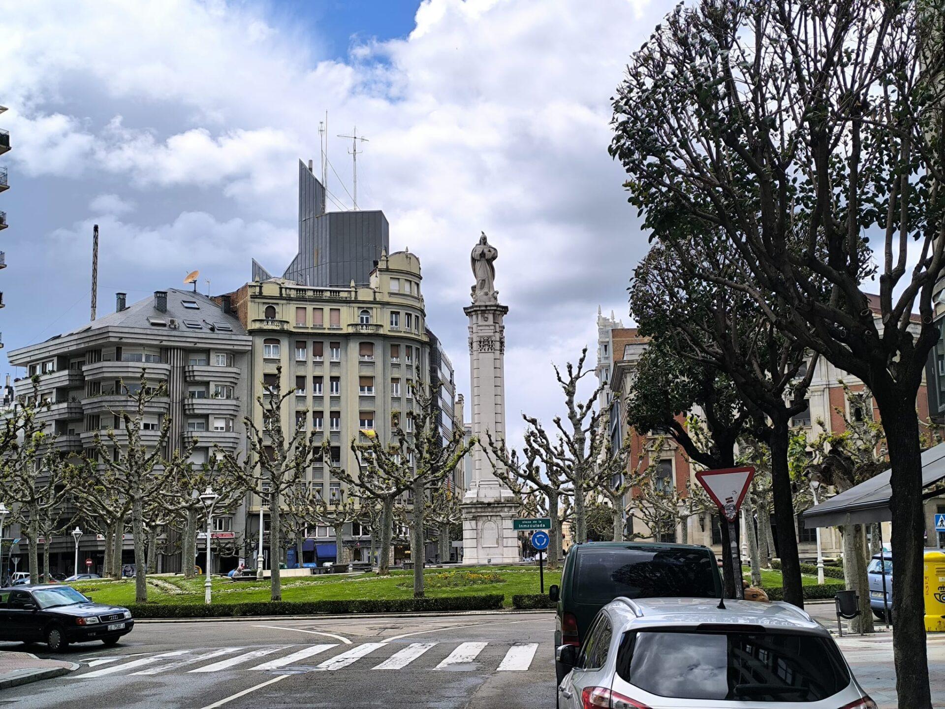 Un ciclista de 42 años resulta herido tras colisionar con un turismo en la plaza de La Inmaculada, en León.