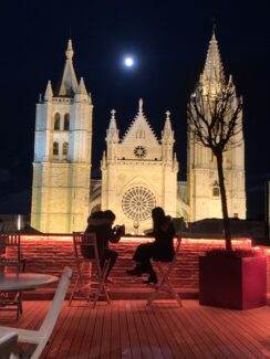 Las impresionantes vistas de la Catedral de León desde la terraza del Hotel Camarote, un imperdible en la ciudad.