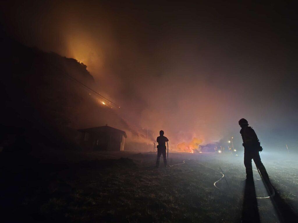 La UME interviene en el incendio forestal de Barniedo de la Reina. Subdelegación del Gobierno.