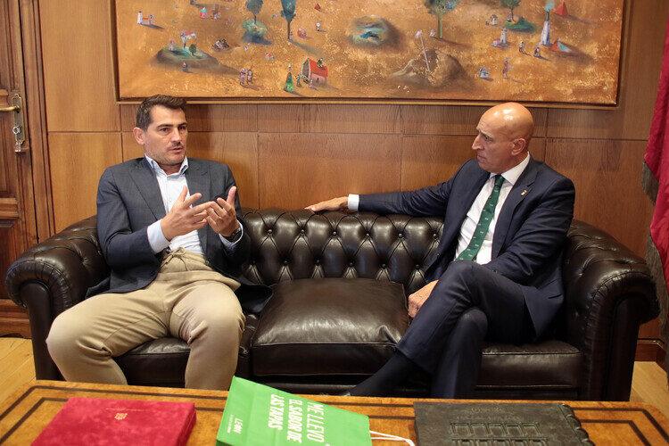 El alcalde de la ciudad recibió al exportero en el Ayuntamiento de San Marcelo. Peio García.