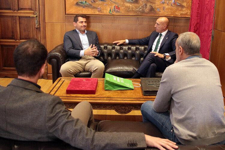 El alcalde de la ciudad recibió al exportero en el Ayuntamiento de San Marcelo. Peio García.