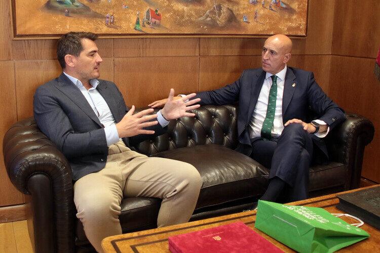 El alcalde de la ciudad recibió al exportero en el Ayuntamiento de San Marcelo. Peio García.