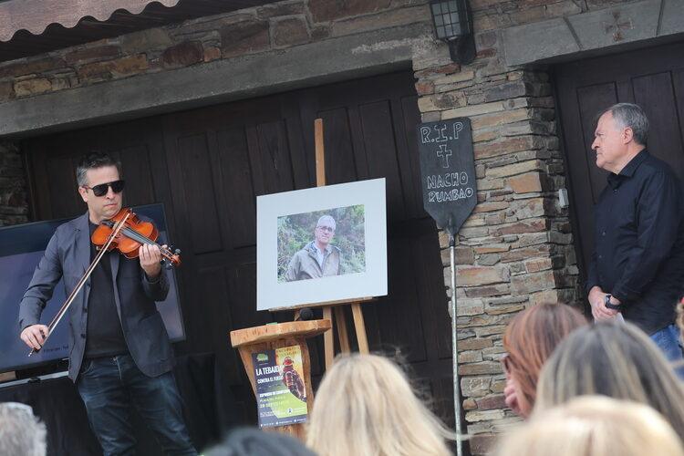La Tebaida Berciana recuerda en un emotivo acto al bombero forestal Nacho Rumbao, fallecido durante la extinción del incendio de este verano. ICAL
