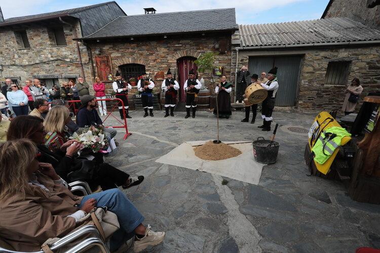 La Tebaida Berciana recuerda en un emotivo acto al bombero forestal Nacho Rumbao, fallecido durante la extinción del incendio de este verano. ICAL