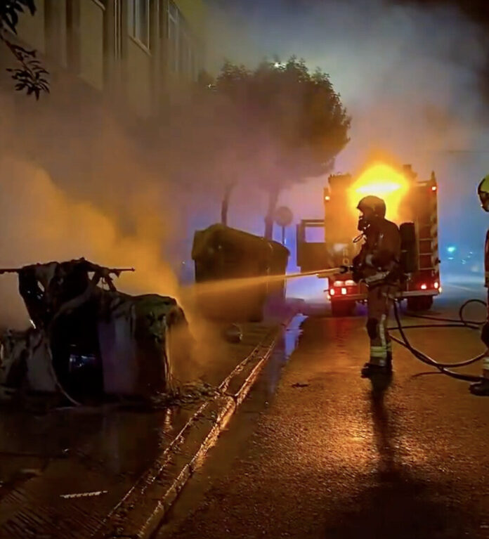 Bomberos de León extinguen un fuego en El Crucero, León.