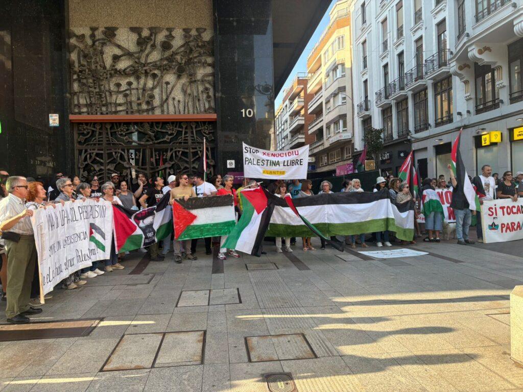 Manifestación en la avenida Ordoño II de León en apoyo al pueblo palestino. León 24 Horas.