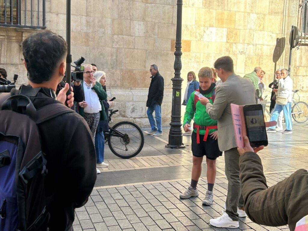 Rodaje de Xuso Jones en pleno centro de León, que este viernes convirtió varias calles de la ciudad en un improvisado plató de televisión. | León24horas