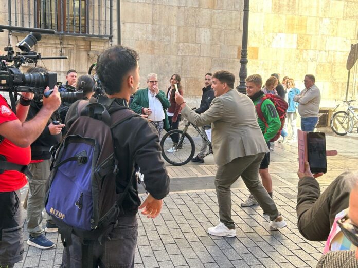 Rodaje de Xuso Jones en pleno centro de León, que este viernes convirtió varias calles de la ciudad en un improvisado plató de televisión. | León24horas
