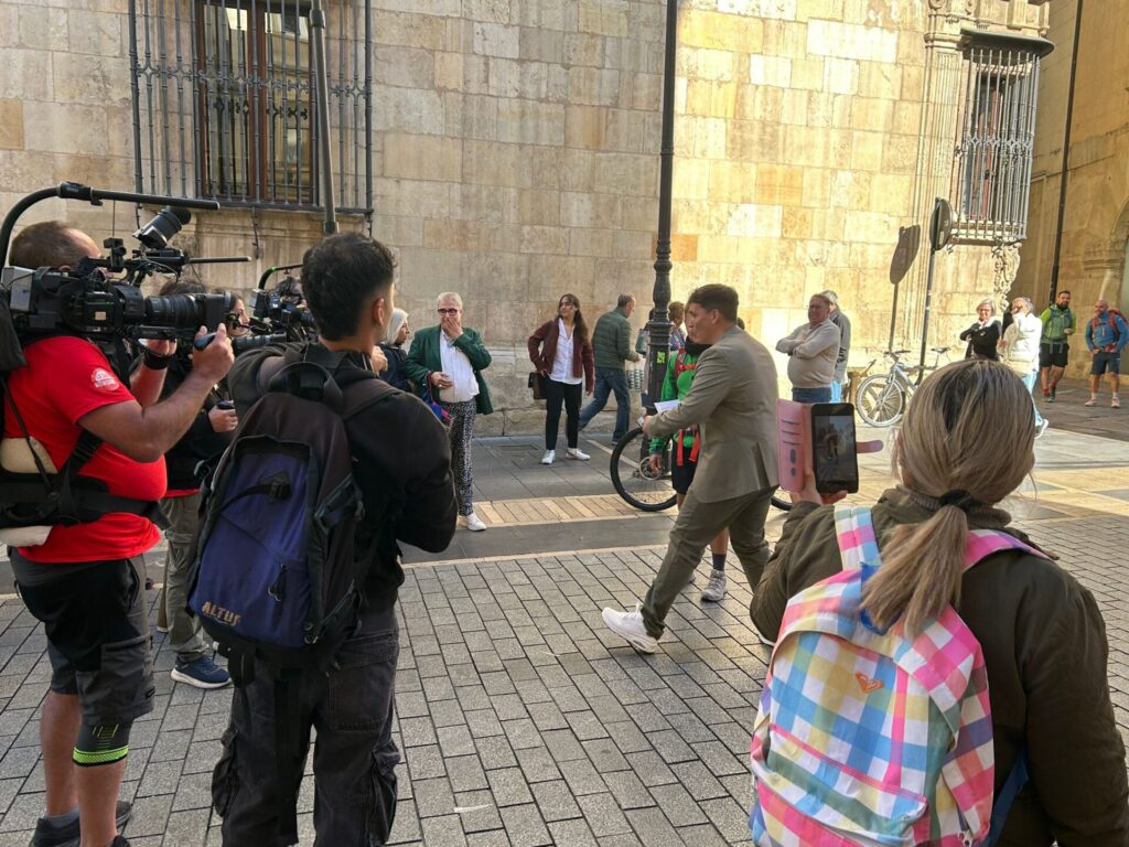 Rodaje de Xuso Jones en pleno centro de León, que este viernes convirtió varias calles de la ciudad en un improvisado plató de televisión. | León24horas