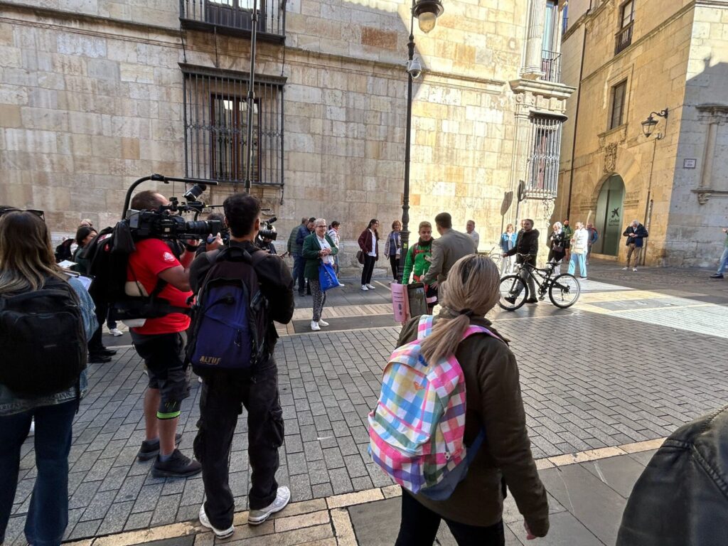 Rodaje de Xuso Jones en pleno centro de León, que este viernes convirtió varias calles de la ciudad en un improvisado plató de televisión. | León24horas