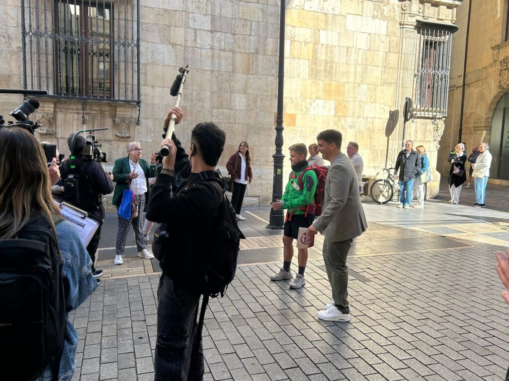 Rodaje de Xuso Jones en pleno centro de León, que este viernes convirtió varias calles de la ciudad en un improvisado plató de televisión. | León24horas