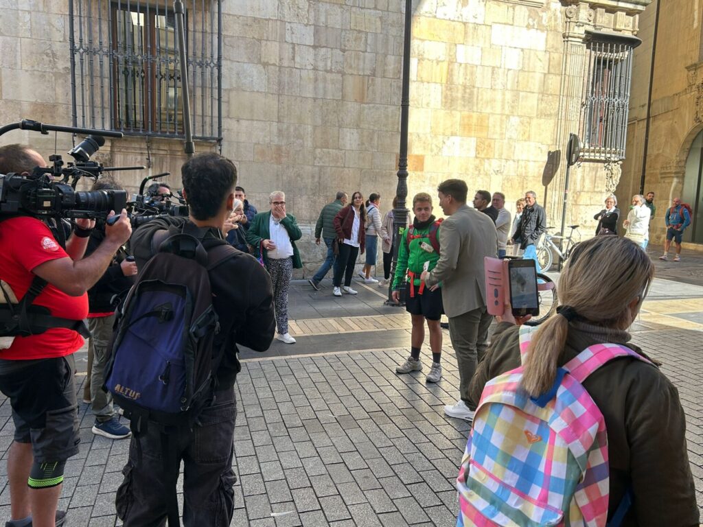 Rodaje de Xuso Jones en pleno centro de León, que este viernes convirtió varias calles de la ciudad en un improvisado plató de televisión. | León24horas