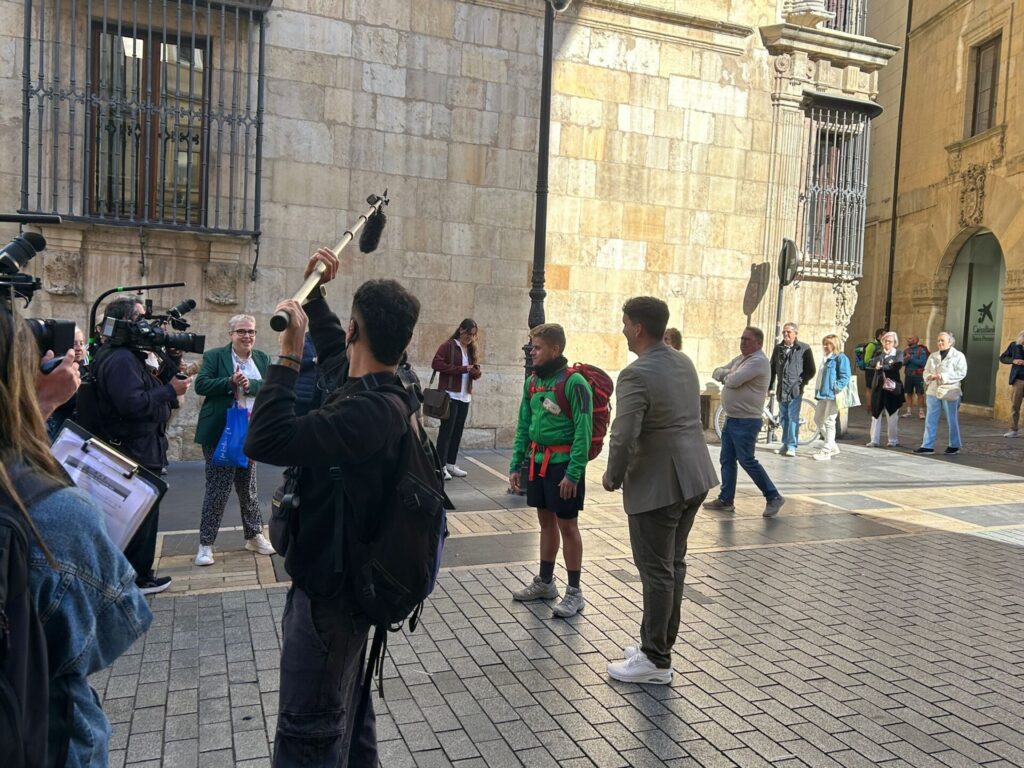 Rodaje de Xuso Jones en pleno centro de León, que este viernes convirtió varias calles de la ciudad en un improvisado plató de televisión. | León24horas