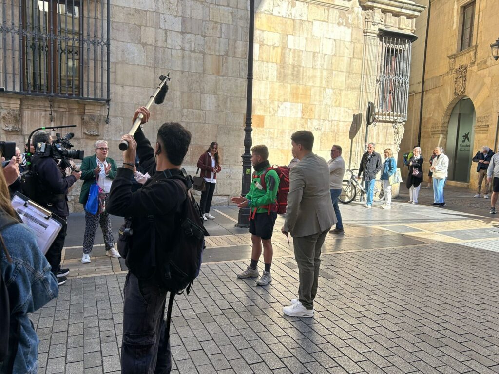 Rodaje de Xuso Jones en pleno centro de León, que este viernes convirtió varias calles de la ciudad en un improvisado plató de televisión. | León24horas