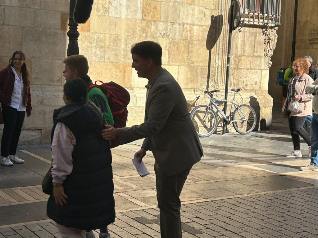 Rodaje de Xuso Jones en pleno centro de León, que este viernes convirtió varias calles de la ciudad en un improvisado plató de televisión. | León24horas