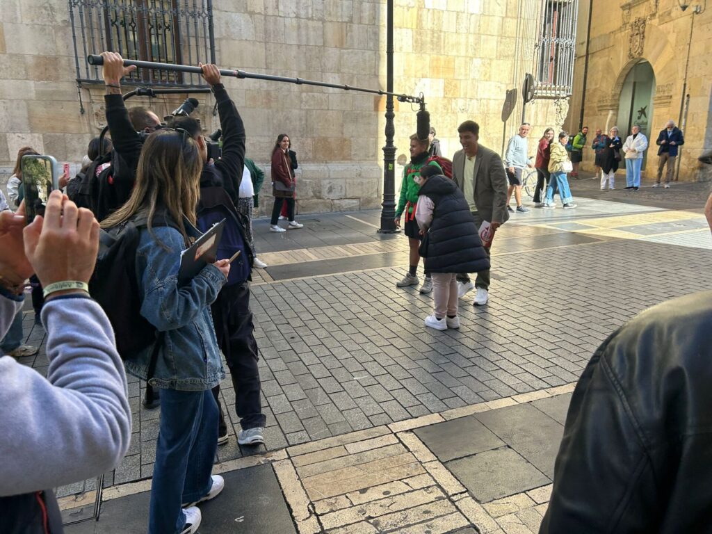 Rodaje de Xuso Jones en pleno centro de León, que este viernes convirtió varias calles de la ciudad en un improvisado plató de televisión. | León24horas