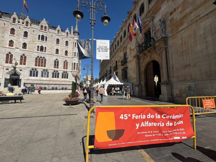 La 45ª Feria de la Cerámica y Alfarería de León en la plaza de San Marcelo, junto a la Casa Botines. | León24horas