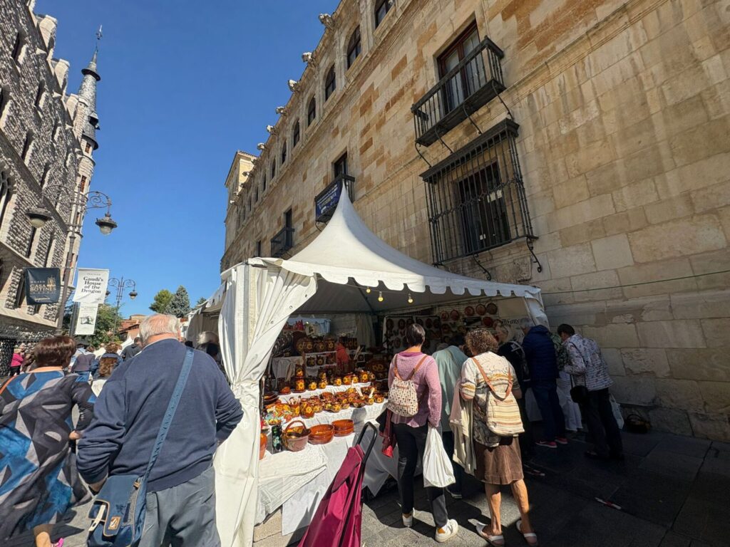 La 45ª Feria de la Cerámica y Alfarería de León en la plaza de San Marcelo, junto a la Casa Botines. | León24horas
