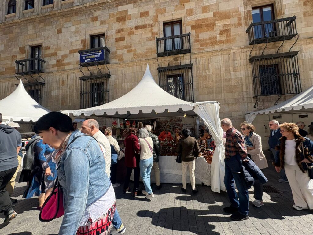 La 45ª Feria de la Cerámica y Alfarería de León en la plaza de San Marcelo, junto a la Casa Botines. | León24horas