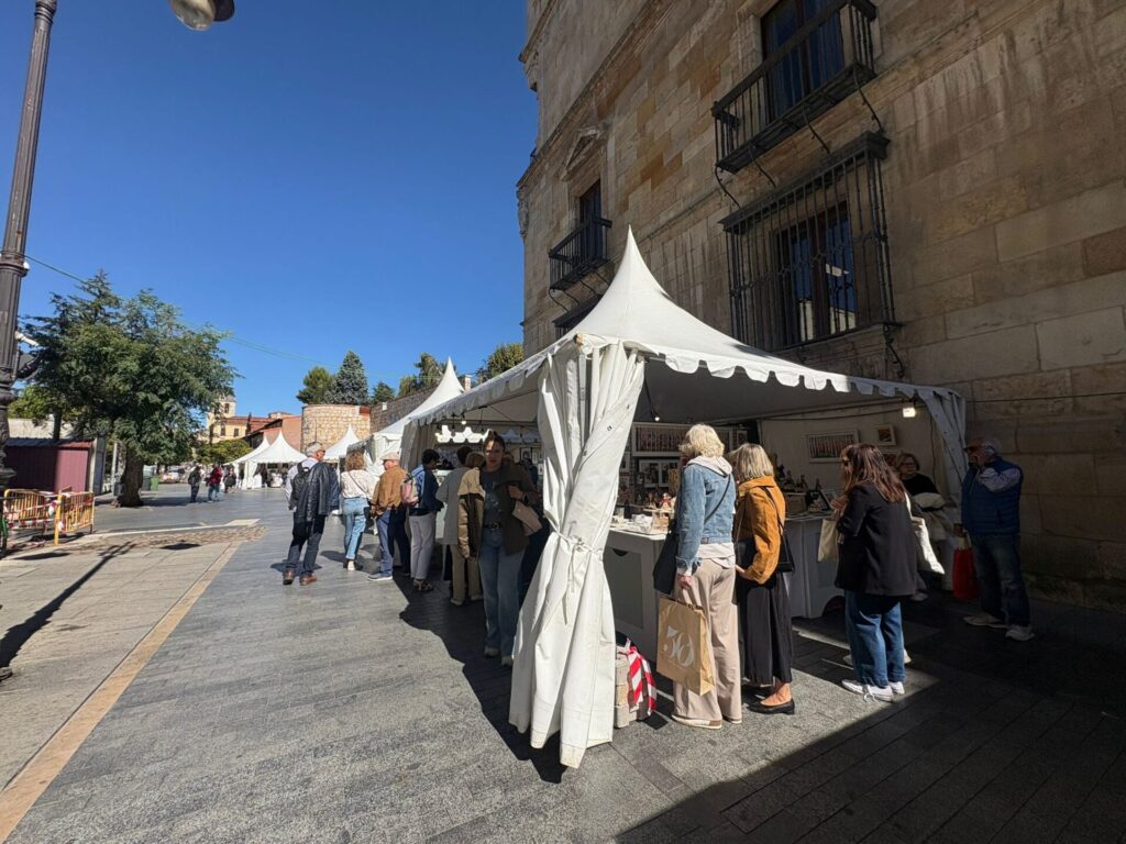 La 45ª Feria de la Cerámica y Alfarería de León en la plaza de San Marcelo, junto a la Casa Botines. | León24horas