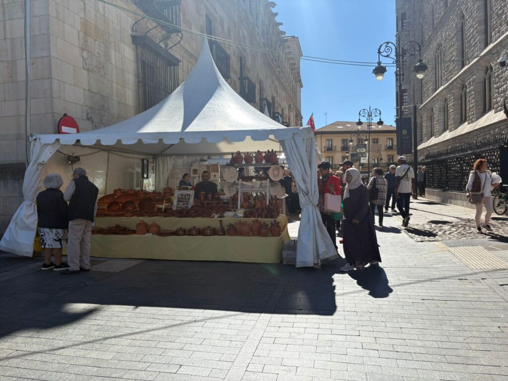 La 45ª Feria de la Cerámica y Alfarería de León en la plaza de San Marcelo, junto a la Casa Botines. | León24horas