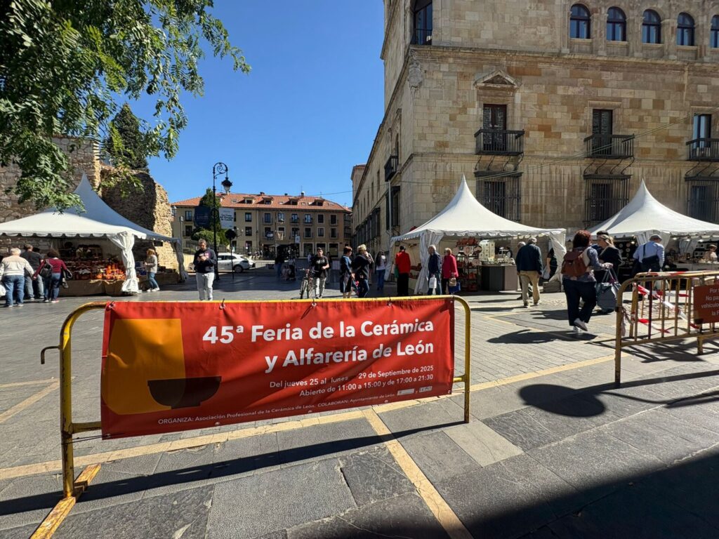 La 45ª Feria de la Cerámica y Alfarería de León en la plaza de San Marcelo, junto a la Casa Botines. | León24horas
