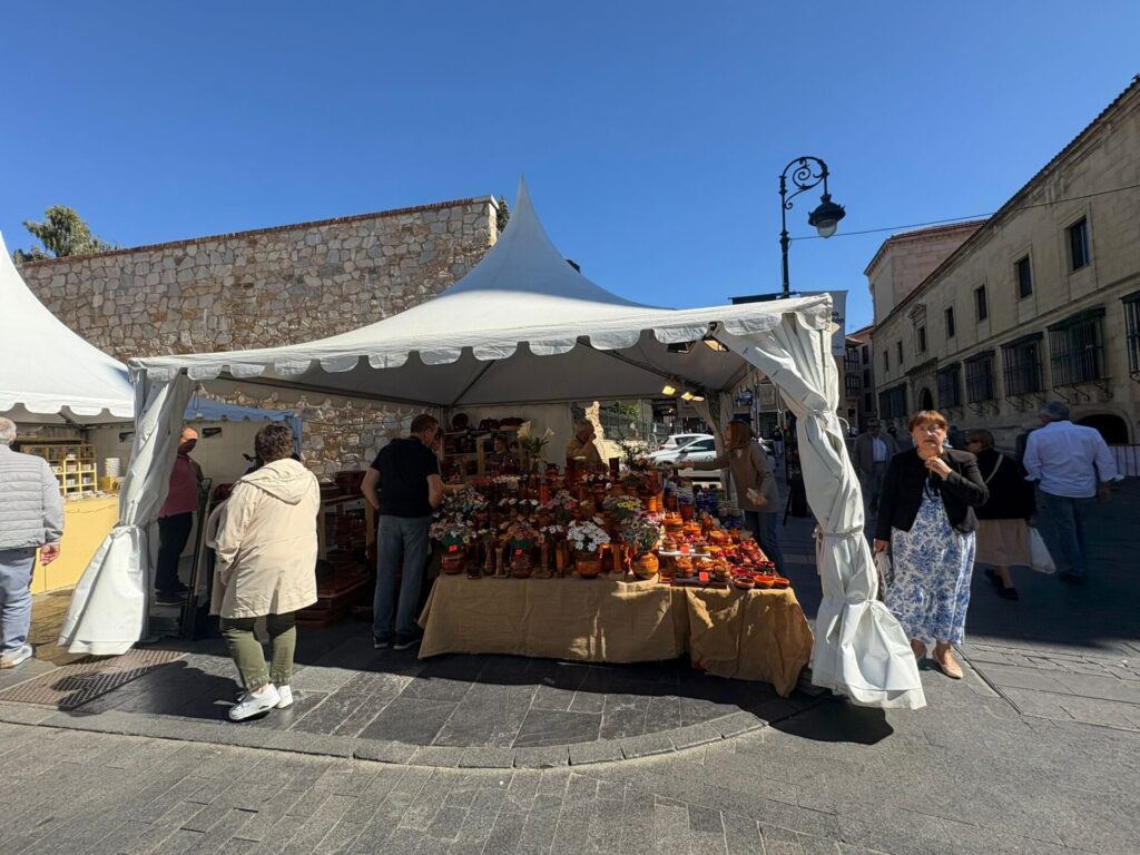 La 45ª Feria de la Cerámica y Alfarería de León en la plaza de San Marcelo, junto a la Casa Botines. | León24horas