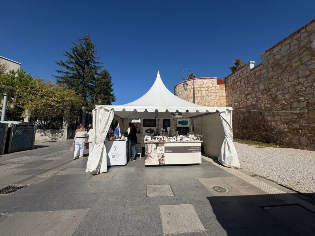 La 45ª Feria de la Cerámica y Alfarería de León en la plaza de San Marcelo, junto a la Casa Botines. | León24horas