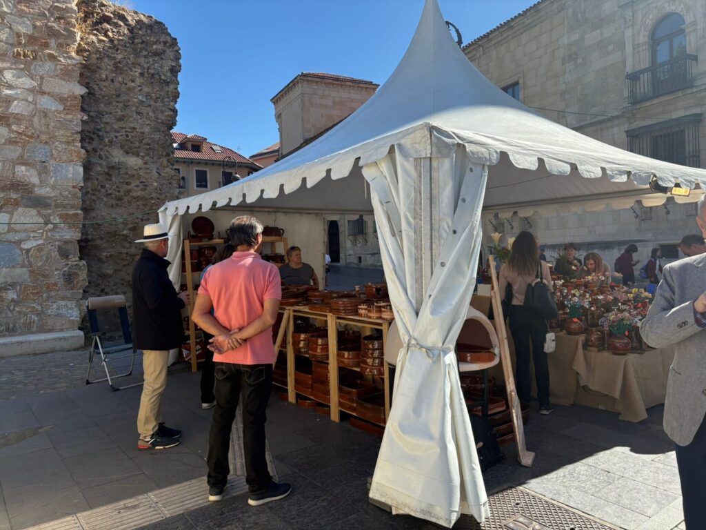 La 45ª Feria de la Cerámica y Alfarería de León en la plaza de San Marcelo, junto a la Casa Botines. | León24horas